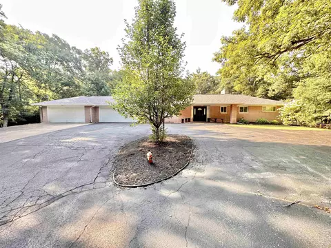 7221 Kinnikinnick Dr, Roscoe, IL 61073 photo 2