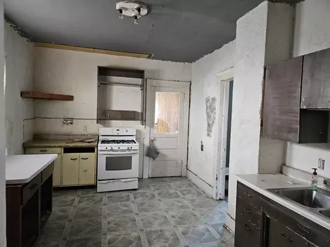 522 E Illinois St, Freeport, IL 61032 photo 4