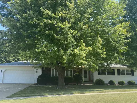 1309 Carriage Hill Ln, Freeport, IL 61032