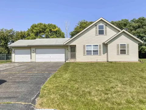 5773 Pierce Ln, South Beloit, IL 61080