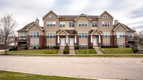 2429 River Oaks Apt 2 Ln, Rockford, IL 61102