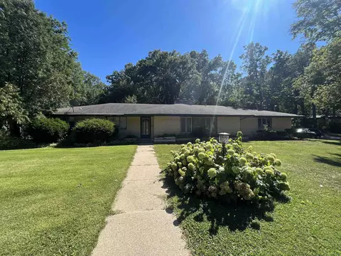2205 Birchwood Dr, Rockford, IL 61107