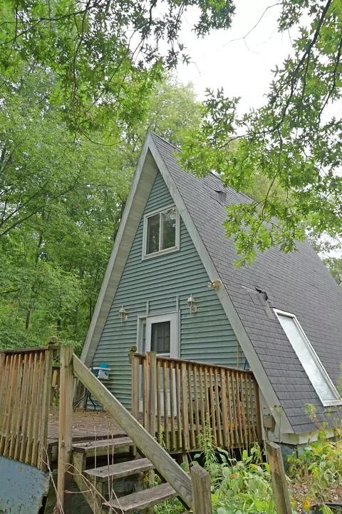 10 Woods Edge Dr, Stockton, IL 61085