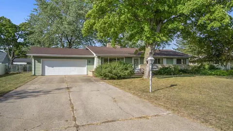 823 E Lilac Rd, Beloit, WI 53511 photo 2