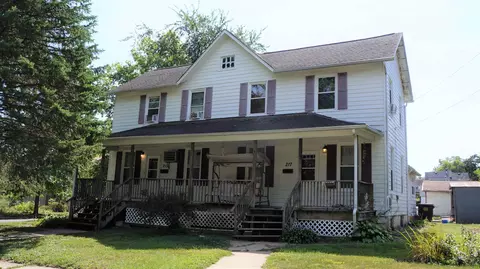 217-219 Empire St, Freeport, IL 61032