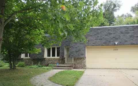 2005 Wichita Dr, Rockford, IL 61108