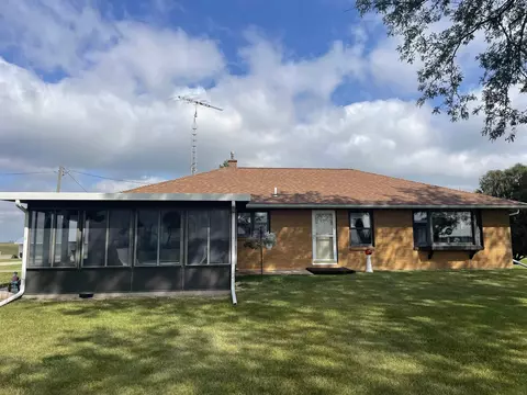 6220 N Menominee Rd, East Dubuque, IL 61025