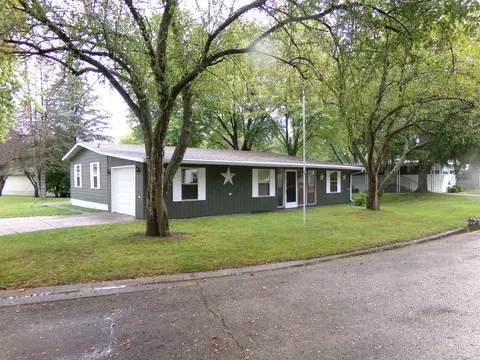 102 Ridgeview Ct, Freeport, IL 61032