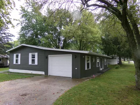 102 Ridgeview Ct, Freeport, IL 61032 photo 2