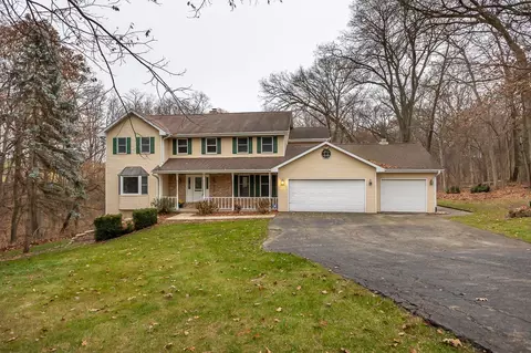 16722 Forest Gate Rd, Dubuque, IA 52001