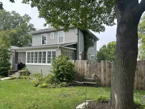 413 E 4th St, Dixon, IL 61021