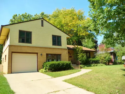 916 Scottswood Rd, Rockford, IL 61107