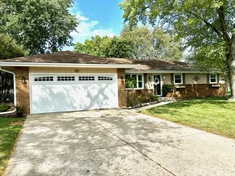 858 Firefly Dr, Machesney Park, IL 61115
