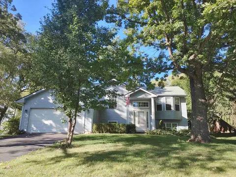 202 SE King Henry Rd, Poplar Grove, IL 61065