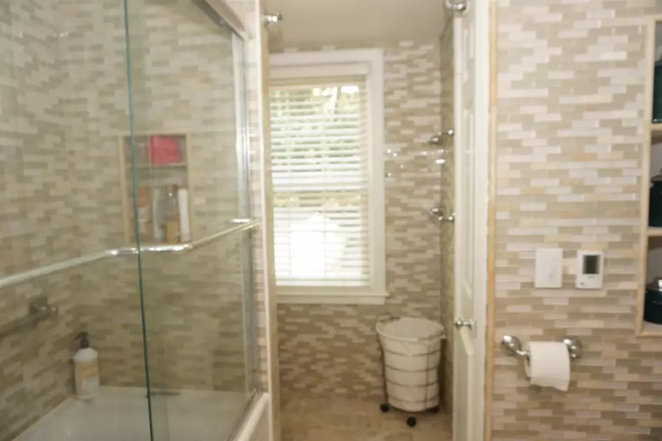 Bath - 605 N Calvin Park Blvd, Rockford, IL 61107 photo 5 of 5