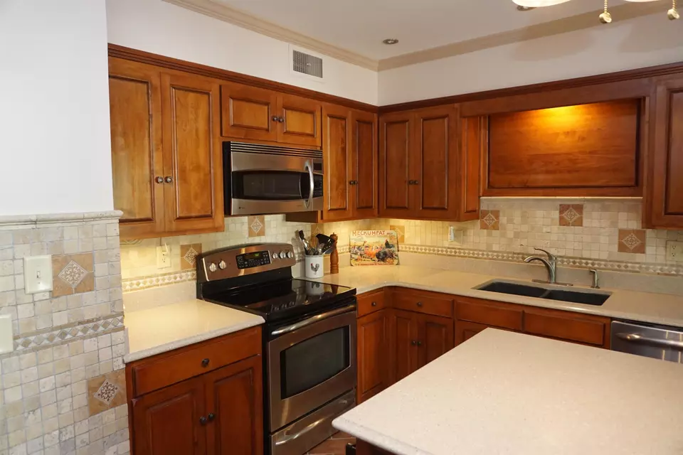 Kitchen - 605 N Calvin Park Blvd, Rockford, IL 61107 photo 4 of 5