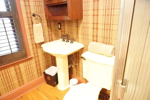 Bath - 605 N Calvin Park Blvd, Rockford, IL 61107 photo 1 of 5