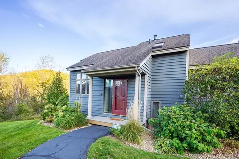 9 Valleywood Ln, Galena, IL 61036