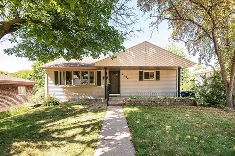 1779 Chaney Rd, Dubuque, IA 52001