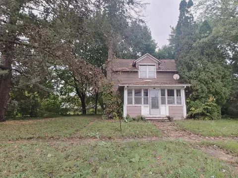208 E 4th St, Belvidere, IL 61008