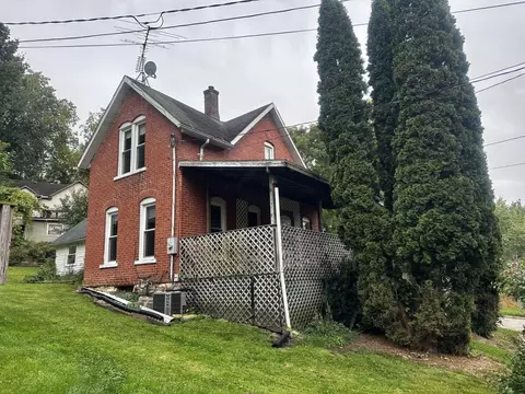 101 Van St, Savanna, IL 61074