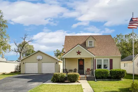 1012 Avery Ave, Dixon, IL 61021