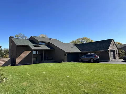 9547 Brenda Dr, Roscoe, IL 61073 photo 2