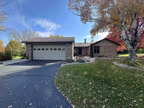 10312 Moonglow Dr, Roscoe, IL 61073