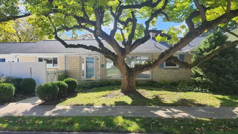 2619 Hickory Lawn Dr, Rockford, IL 61107