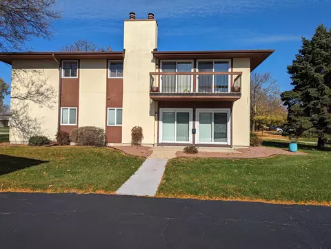 1801 S Yellow Creek Ct, Freeport, IL 61032