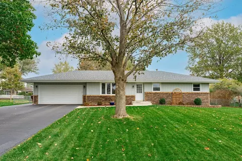 9677 Zinnia Dr, Machesney Park, IL 61115