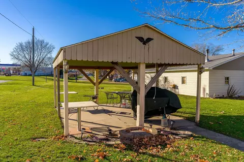 413 W Davis Dr, Leaf River, IL 61047 photo 8