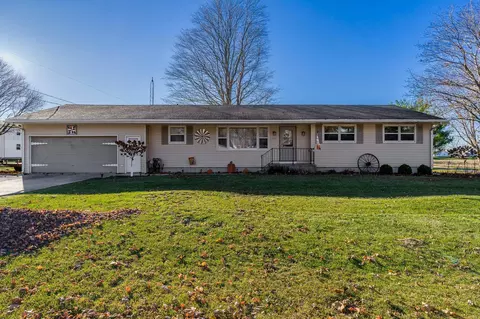 413 W Davis Dr, Leaf River, IL 61047