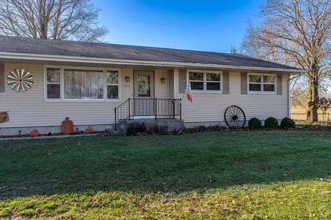 413 W Davis Dr, Leaf River, IL 61047 photo 2