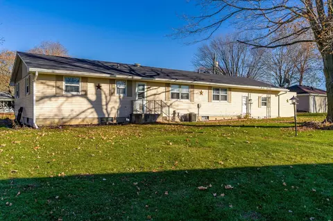 413 W Davis Dr, Leaf River, IL 61047 photo 4