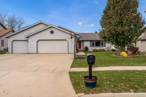 1120 Comfort Cove Dr, Machesney Park, IL 61115