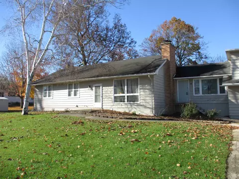 110 Woodlane Dr, Cedarville, IL 61013