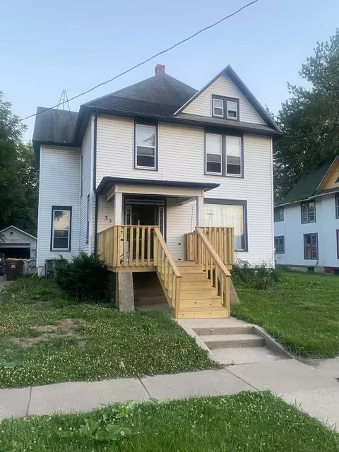 35 W Pleasant St, Freeport, IL 61032