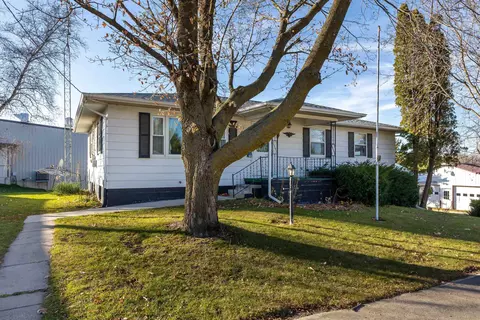 303 S 2nd N, Apple River, IL 61001