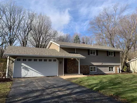 5206 Lake Crest Rd, Caledonia, IL 61011