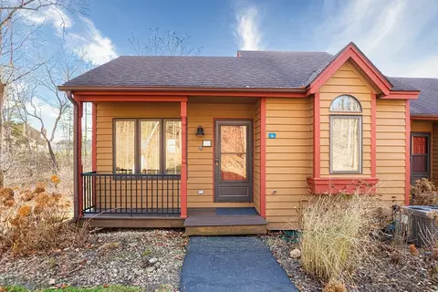 16 Oak Gln, Galena, IL 61036