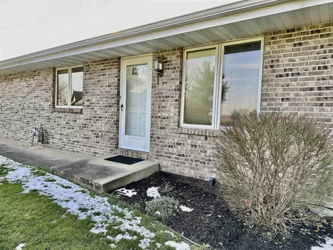 6592 Swanson Ct, Rockford, IL 61109