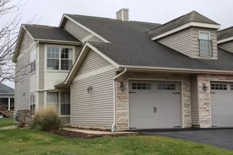 936 Buckingham Dr, Sycamore, IL 60178
