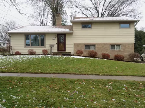 1717 Valley View Dr, Freeport, IL 61032