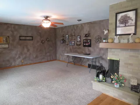 1717 Valley View Dr, Freeport, IL 61032 photo 2