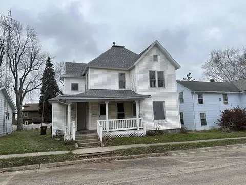 122 W Locust St, Lanark, IL 61046