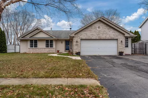 1058 Shadow Wood Dr, Byron, IL 61010