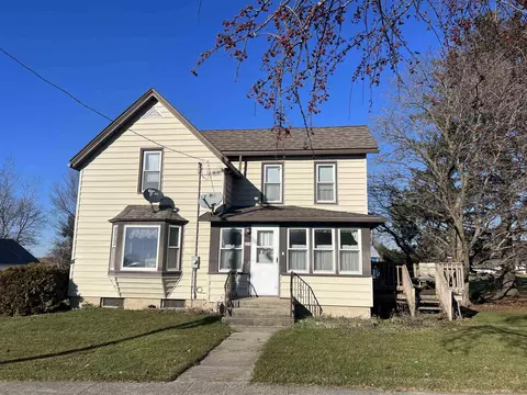 424 W Main St, Dakota, IL 61018