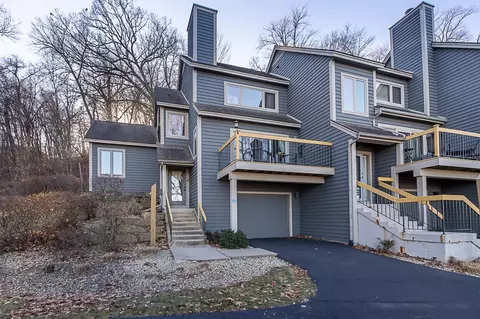 301 Territory Dr, Galena, IL 61036