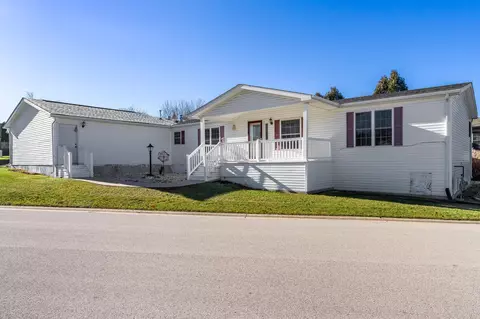 5664 Buttercup Ln, Machesney Park, IL 61115